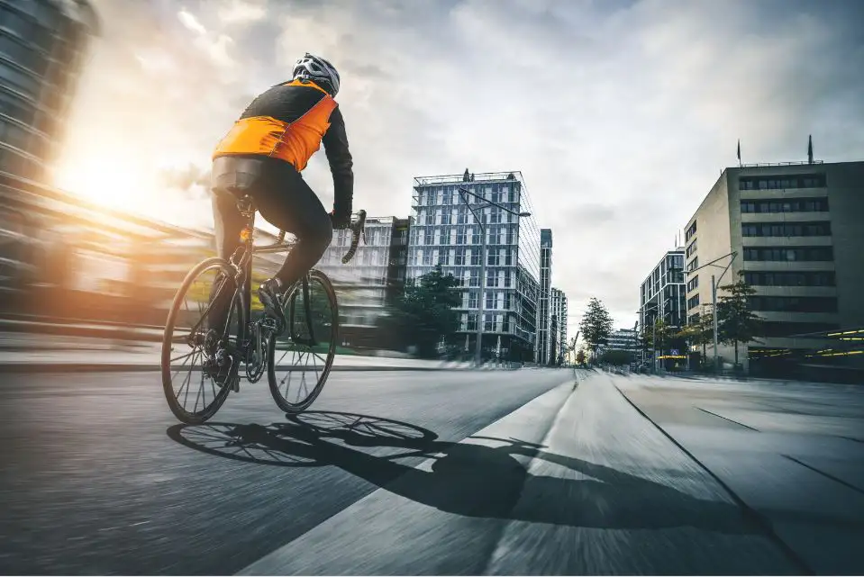 Fahrradfahrer verstoßen oft rücksichtslos gegen Verkehrsregeln. Eine Kennzeichenpflicht könnte Gerechtigkeit und Sicherheit im Straßenverkehr gewährleisten.