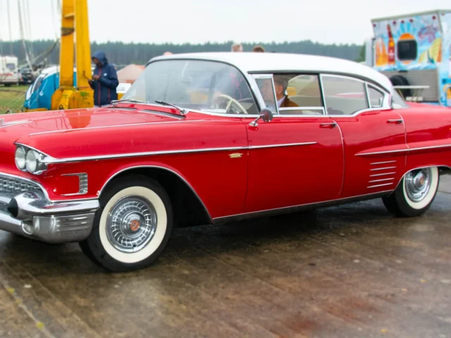 Oldtimer, Vintage-Bikes und Vollgas: Willkommen beim Race 61 Das Rockabilly Festival der Extraklasse – zwischen Flugzeugen und Rennstrecke.