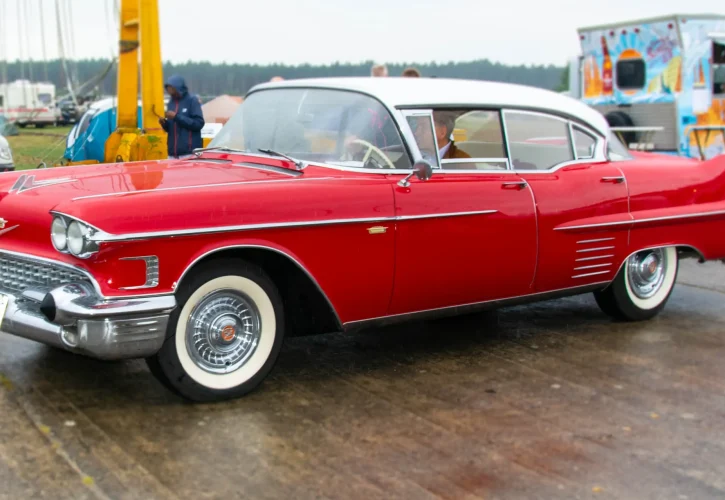 Oldtimer, Vintage-Bikes und Vollgas: Willkommen beim Race 61 Das Rockabilly Festival der Extraklasse – zwischen Flugzeugen und Rennstrecke.